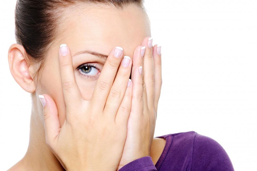 Exercise of the eyes through the fingers
